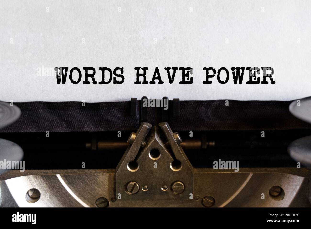 Concept financier et commercial. Machine à écrire vintage avec texte dactylographié - LES MOTS ONT LE POUVOIR Banque D'Images