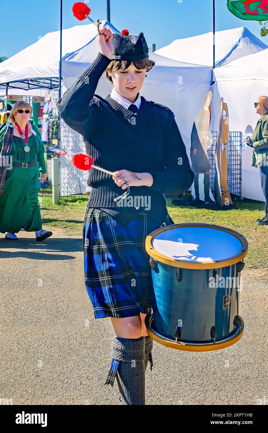 Un batteur se produit lors du Celtic Music Festival annuel et des Scottish Highland Games, le 13 novembre 2022, à Gulfport, Mississippi. Banque D'Images