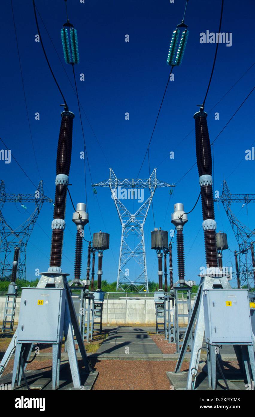 France, Moselle (57), Saint Avold, sous-station haute tension du réseau de transport d'électricité RTE, disjoncteurs à 225 000 volts Banque D'Images