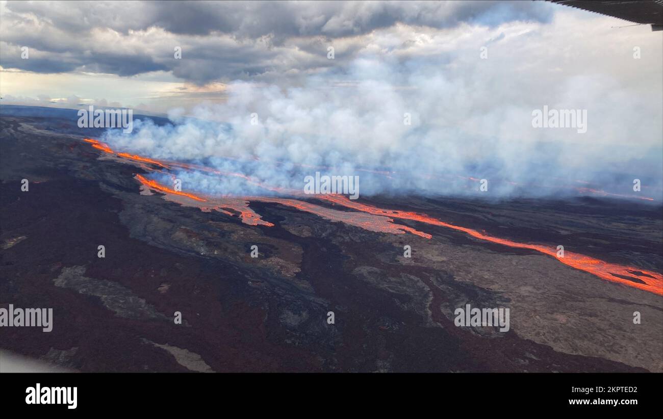 Mauna Loa, Hawaï, États-Unis. 28th novembre 2022. Mauna Loa d'Hawaï, le plus grand volcan actif au monde, a commencé à éclater dimanche pour la première fois depuis 1984, mettant fin à sa plus longue période de silence de l'histoire. Le ciel nocturne au-dessus de la plus grande île d'Hawaï a lui sur un rouge huleux, tandis que de la lave chaude et lumineuse a jailli au sommet du volcan vers 11:30, heure locale, le dimanche. La lave est contenue dans le sommet et ne menace pas les Hawaiian vivant en pente descendante pour l'instant, les États-Unis Geological Service (USGS) a déclaré. Photos aériennes prises à 7:15 heure locale (HST) à partir d'un vol de la patrouille aérienne civile. Nord-est Banque D'Images