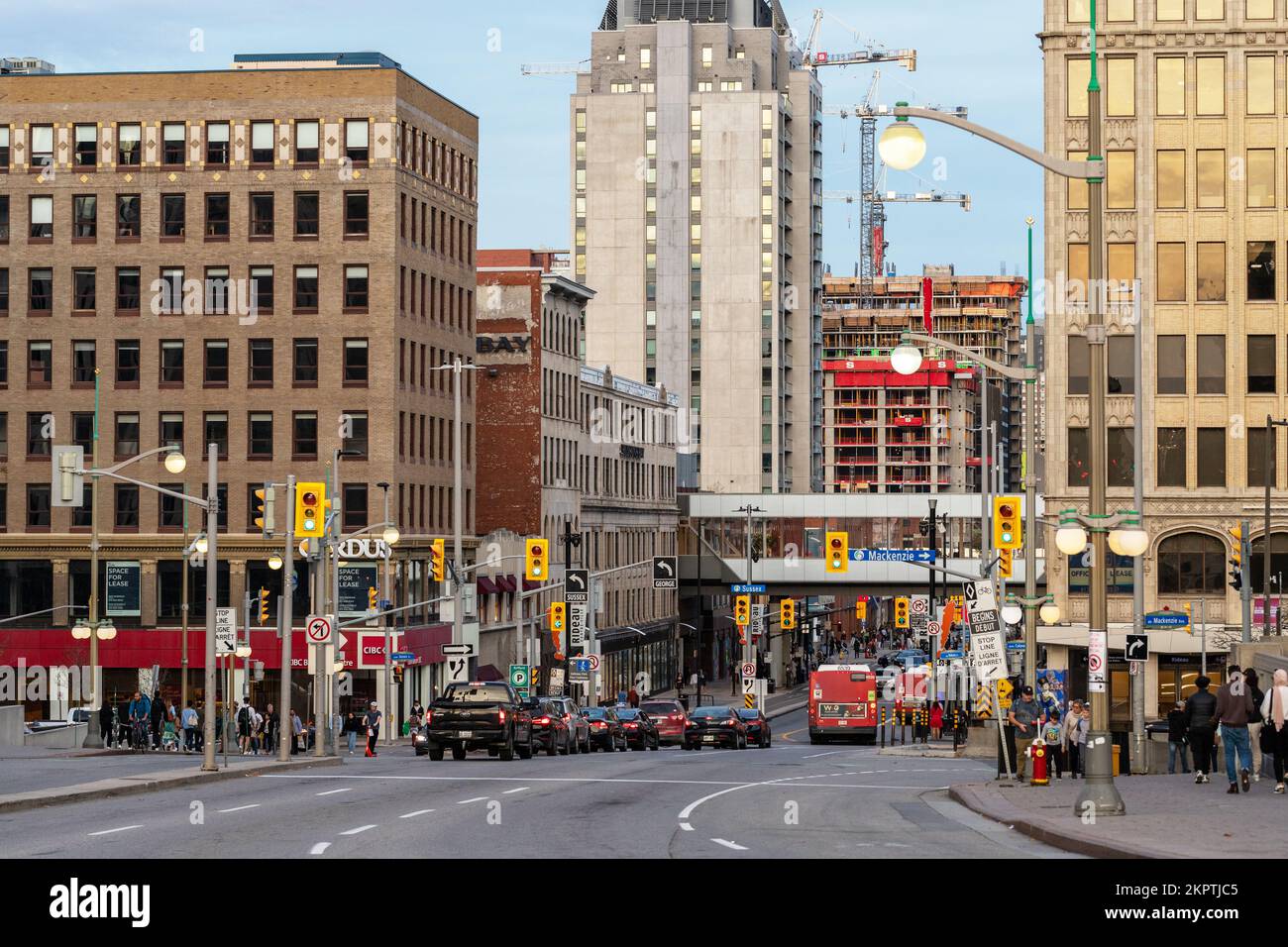 Ottawa, Canada - 5 novembre 2022 : rue Rideau animée dans le quartier du centre-ville. Paysage urbain avec intersection, feux de signalisation et personnes à pied. Banque D'Images