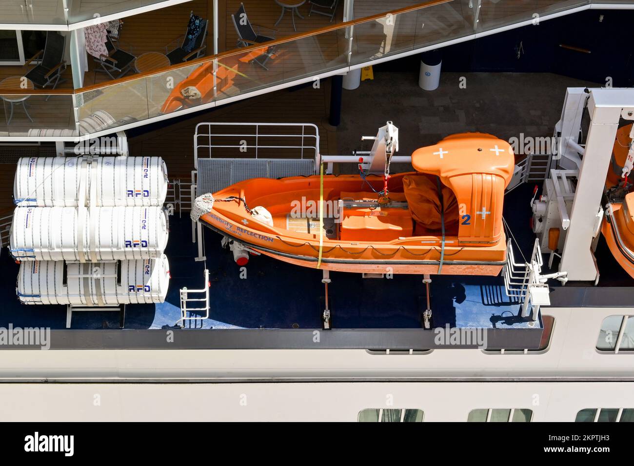 Kusadasi, Turquie - Mai 2022: Vue Ariel d'un hors-bord d'urgence rapide stocké sur le côté d'un bateau de croisière à côté de conteneurs contenant des radeaux de sauvetage Banque D'Images