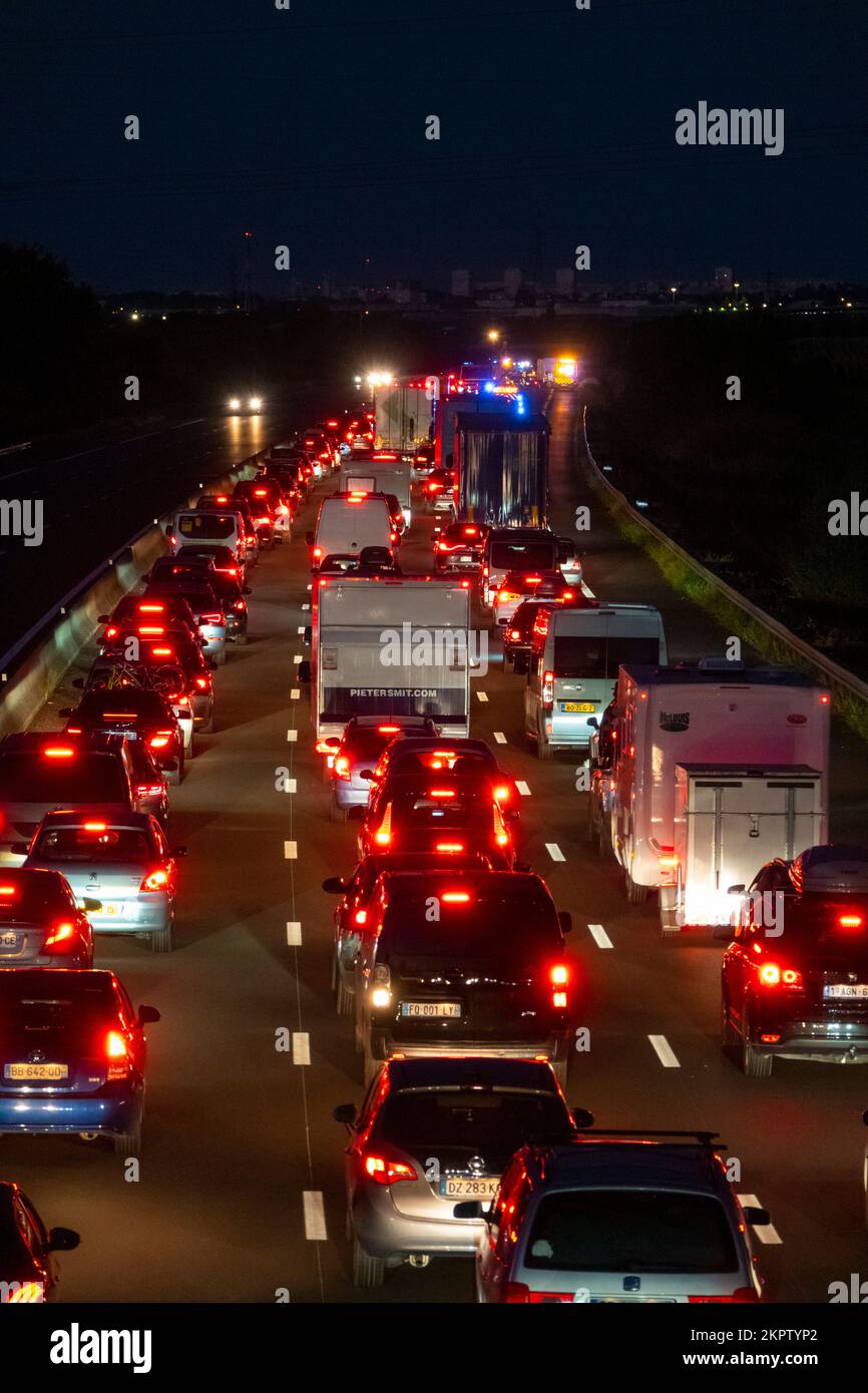 France, Loiret (45), Orléans, embouteillage à la tombée de la nuit sur l'autoroute A10 en raison d'un accident pendant un week-end de ski de fond en été chaud Banque D'Images