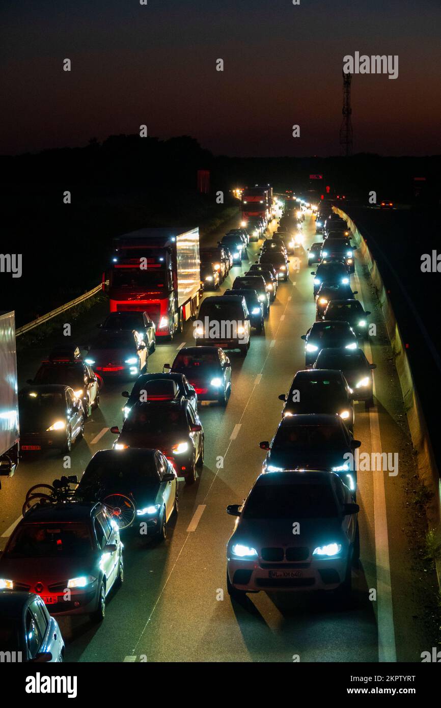 France, Loiret (45), Orléans, embouteillage à la tombée de la nuit sur l'autoroute A10 en raison d'un accident pendant un week-end de ski de fond en été chaud Banque D'Images