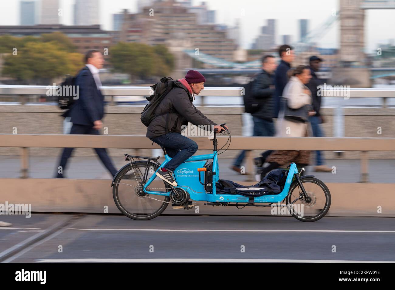 Un coursier Citysprint à vélo qui traverse un vélo de transport électronique Bullitt, London Bridge, Londres, Royaume-Uni. 18 octobre 2022 Banque D'Images