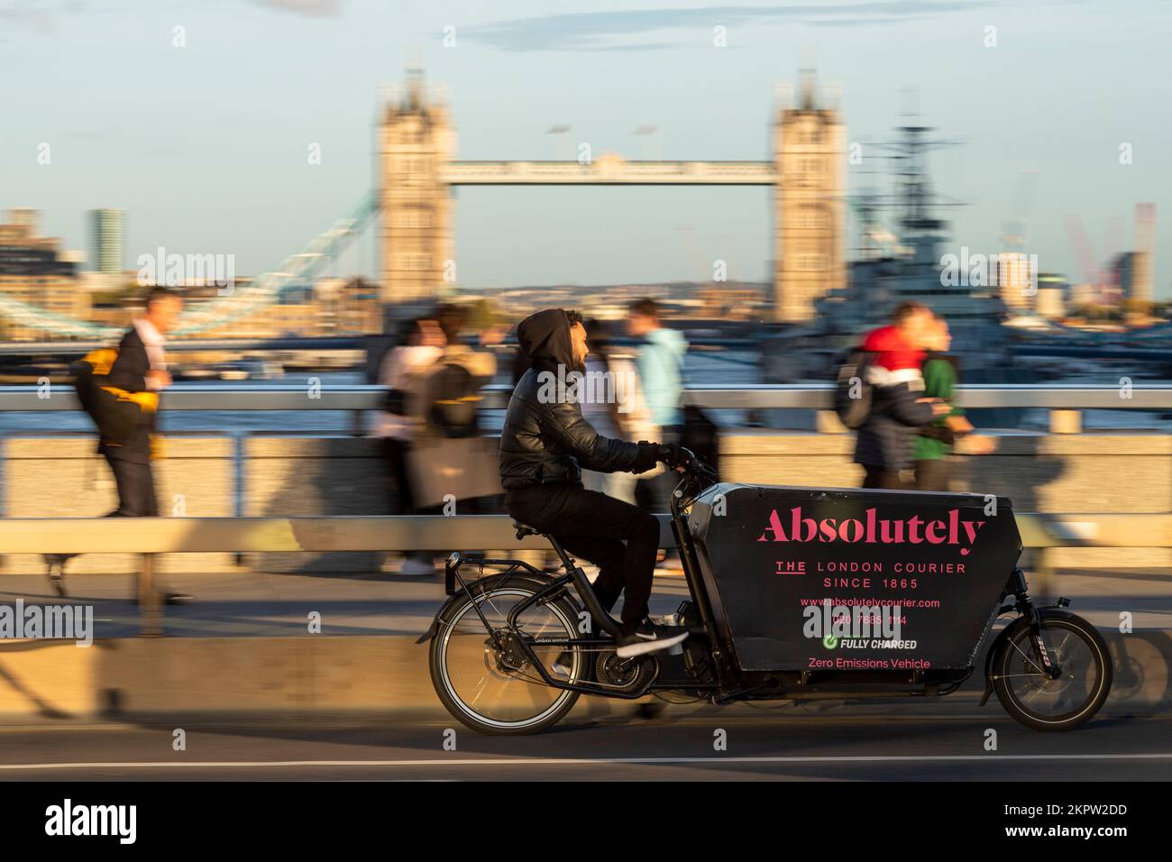 Un service de messagerie absolument cycliste qui traverse un vélo de transport urbain Arrow, London Bridge, Londres, Royaume-Uni. 28 octobre 2022 Banque D'Images