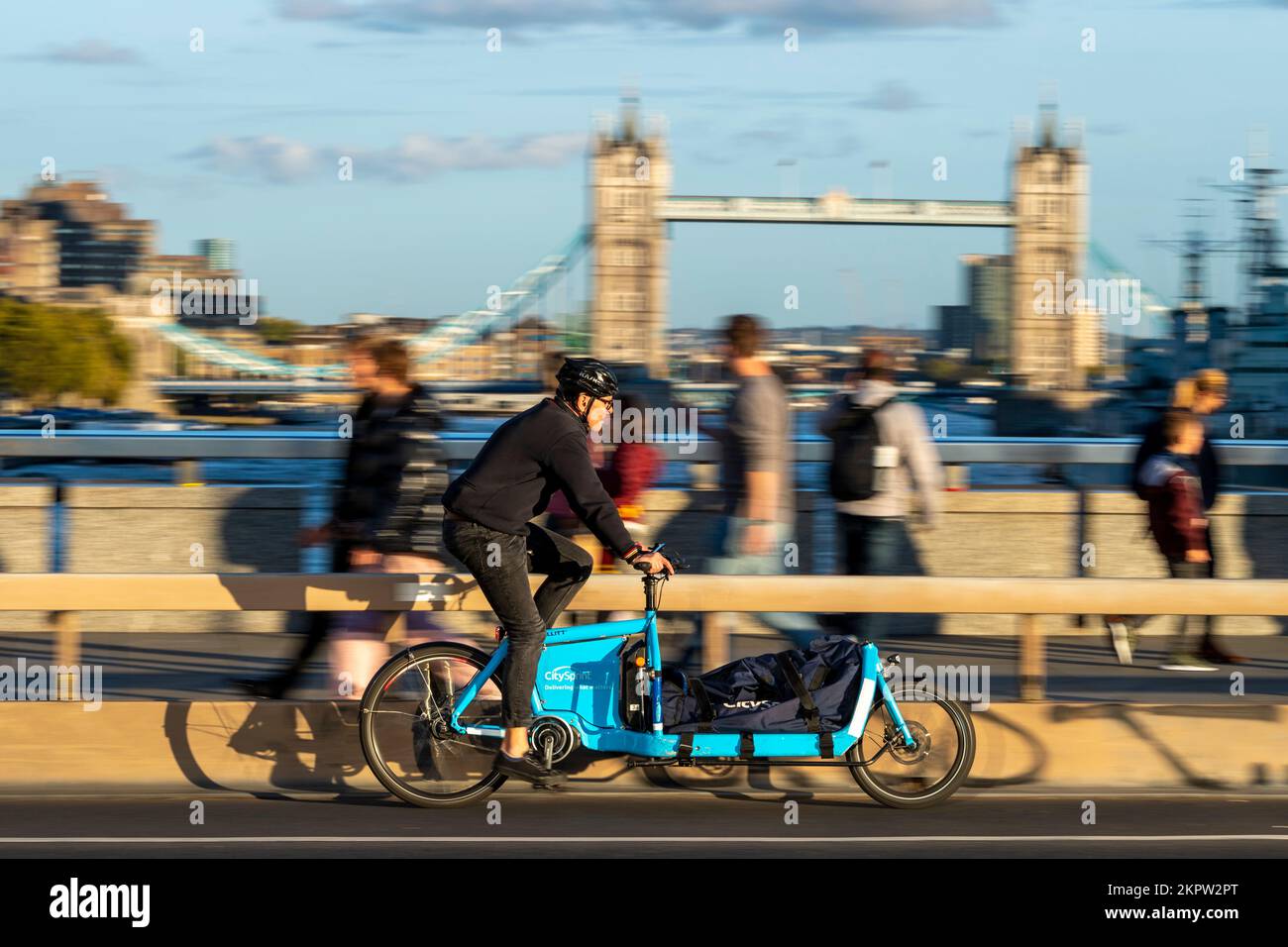 Un coursier Citysprint à vélo qui traverse un vélo de transport électronique Bullitt, London Bridge, Londres, Royaume-Uni. 28 octobre 2022 Banque D'Images
