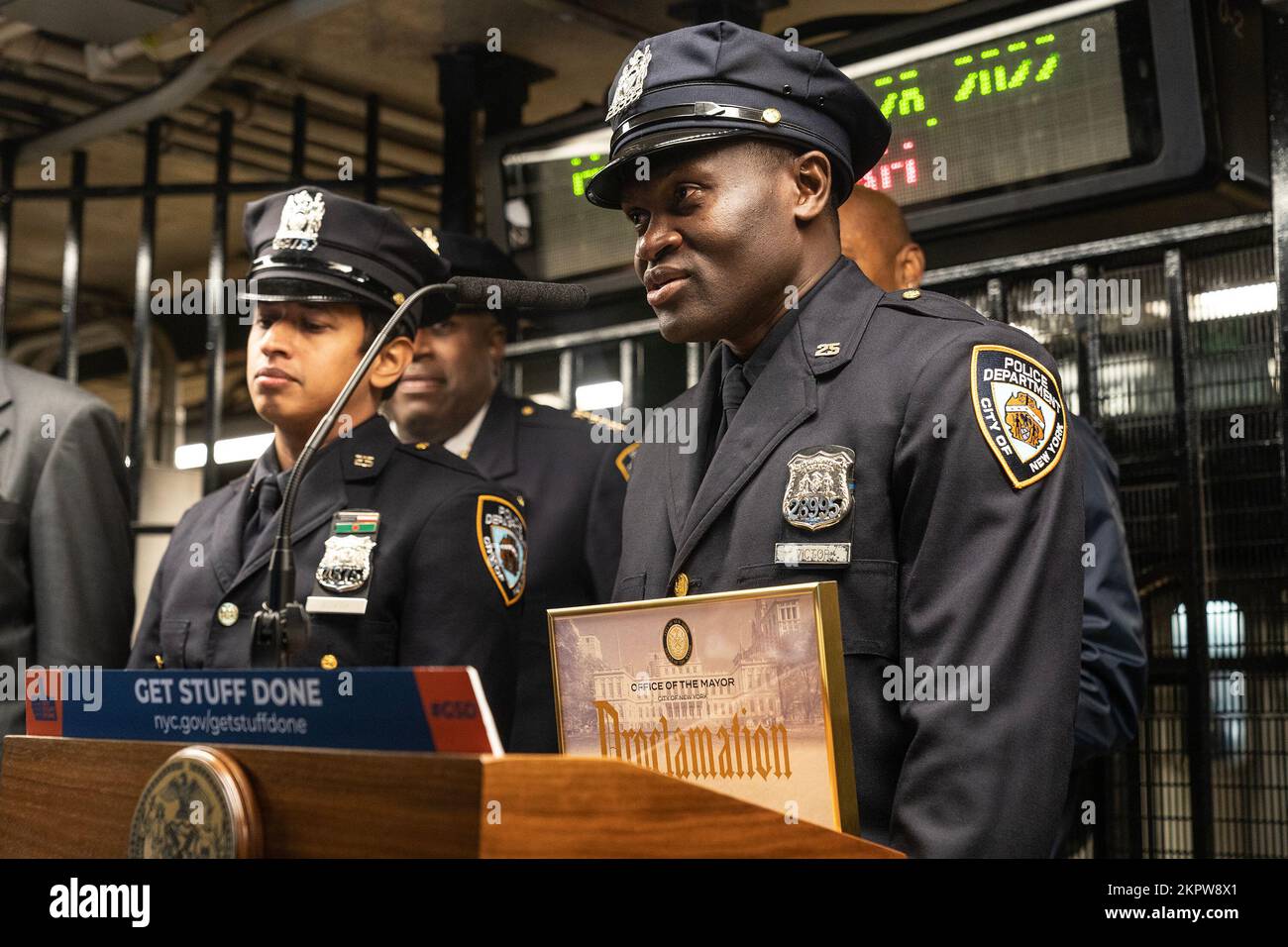 New York, New York, États-Unis. 28th novembre 2022. Po Taufique Bokth et po Brunel Victor parlent après avoir reçu des proclamations sur la sauvegarde de la vie d'un homme qui s'est effondré sur les voies de métro sur 116th rue station. Le maire a présenté des proclamations aux deux officiers et a mentionné qu'il y avait aussi un bon Samaritain qui a aidé à sauver la vie de l'homme sur les rails et laissé sans trace. Crédit : ZUMA Press, Inc./Alay Live News Banque D'Images