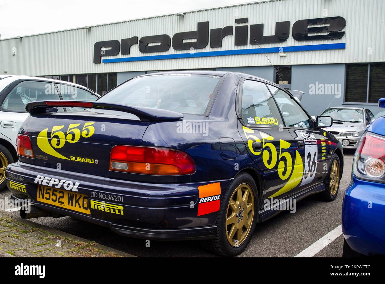 McRae rassemblement de Subaru Imprezas. Anniversaire de la mort Colin McRae, avec environ 1200 voitures impliquées. 1990s copie de la voiture de rallye 555 à ProDrive Banque D'Images