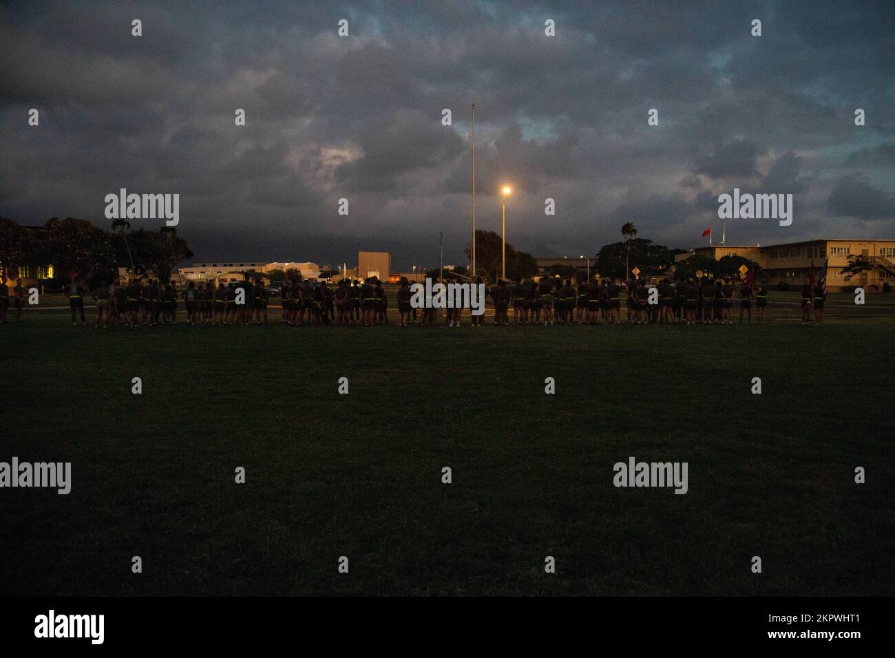 Les membres du service américain du Bataillon du quartier général, base des Marines d'Hawaii, se tiennent dans une formation après une course de motivation, MCBH, 3 novembre 2022. Le but de la course était d'améliorer le moral de l'unité, d'améliorer la condition physique et mentale et de commémorer l'anniversaire du corps des Marines en 247th. Banque D'Images