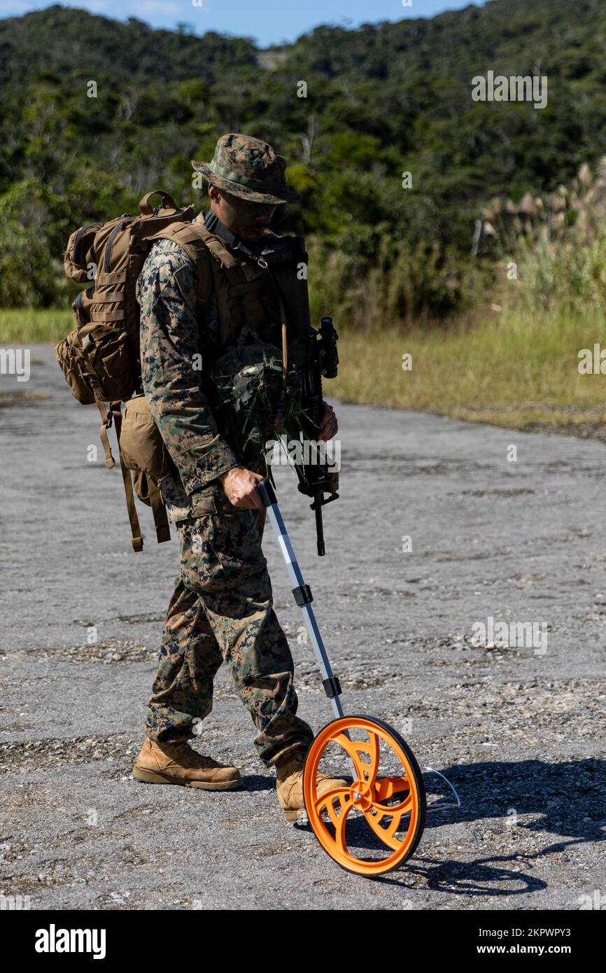 ÉTATS-UNIS Le caporal Dakota D. McIntyre, ingénieur de combat de l’Escadron de soutien de l’escadre Marine (SMSS) 172, mesure la surface d’une zone d’atterrissage lors d’un exercice sur le terrain (FEX) au Camp Gonsalves, Okinawa (Japon), le 3 novembre 2022. Le peloton de l'ingénieur de combat du MWSS-172 a dirigé le FEX pour appuyer une preuve de concept de reconnaissance expéditionnaire, de sélection de zone d'atterrissage et de dédouanement de zone d'atterrissage. Banque D'Images