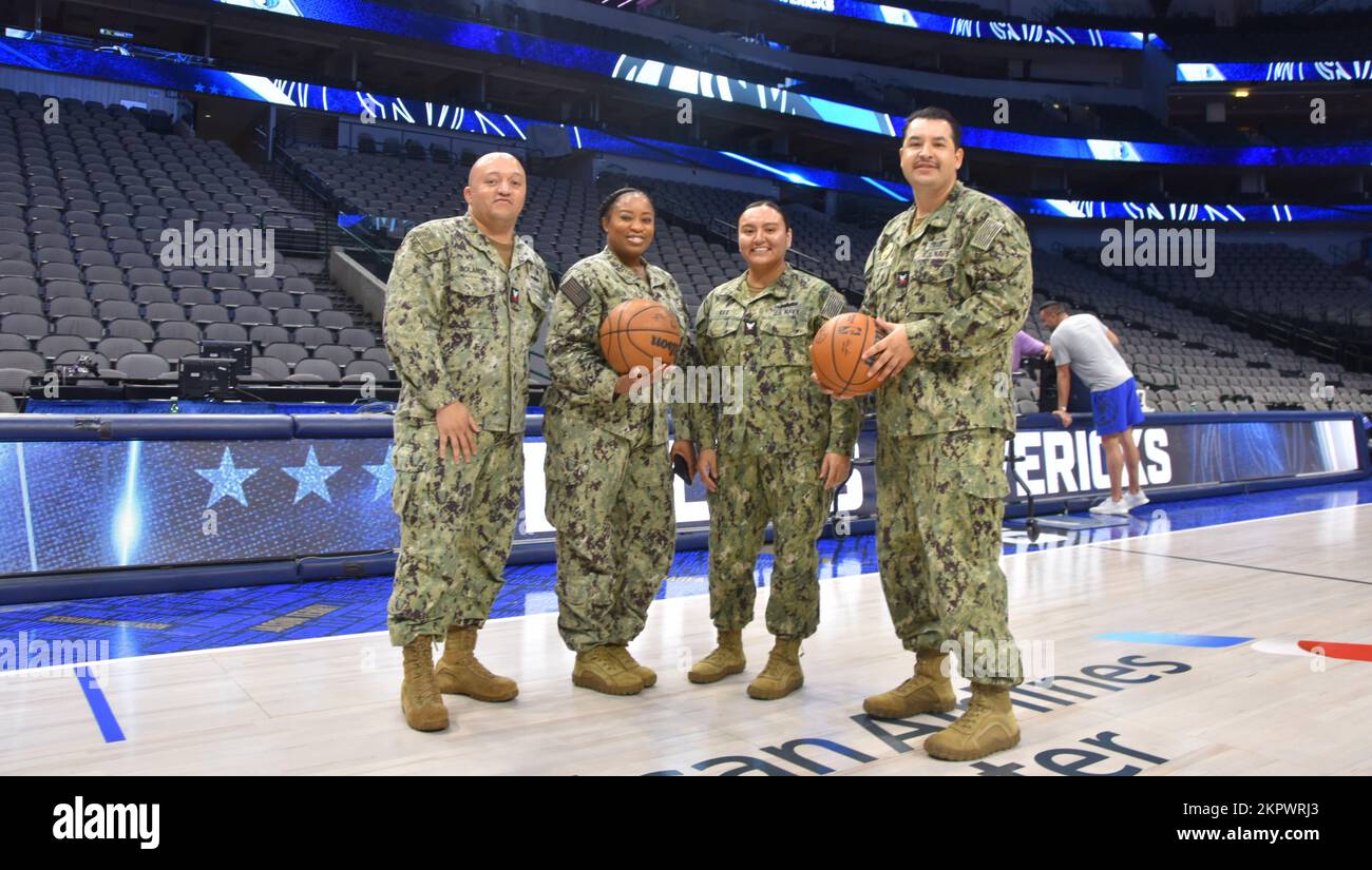 Les membres de service de la base de réserve commune (JRB) de la base aérienne navale (NAS) fort Worth se sont joints aux Mavericks de Dallas pour une pratique ouverte après avoir pris plus de 1 200 repas pour nourrir les affamés dans le nord du Texas. Banque D'Images