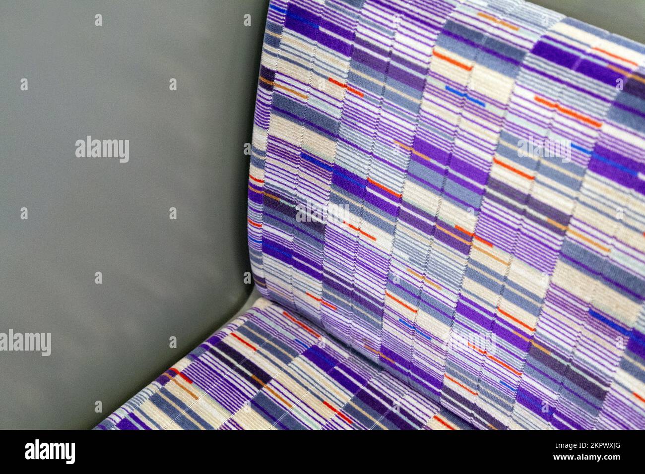 Motif de ligne graphique sur la garniture de style moquette des nouveaux trains Elizabeth Line classe 345, Londres, Royaume-Uni Banque D'Images