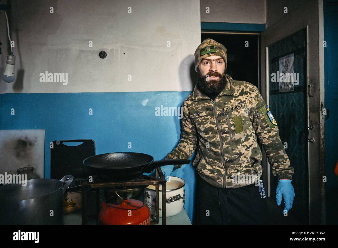 ZAPORIZHHIA REGION, UKRAINE - 24 NOVEMBRE 2022 - Oleksandr (panneau d'appel 'Malyi'), chef d'un restaurant bien connu à Dnipro, prépare de délicieux repas pour l'armée défendant l'Ukraine auprès des occupants russes dans la direction de Zaporizhzia, région de Zaporizhzhia, dans le sud-est de l'Ukraine. Banque D'Images