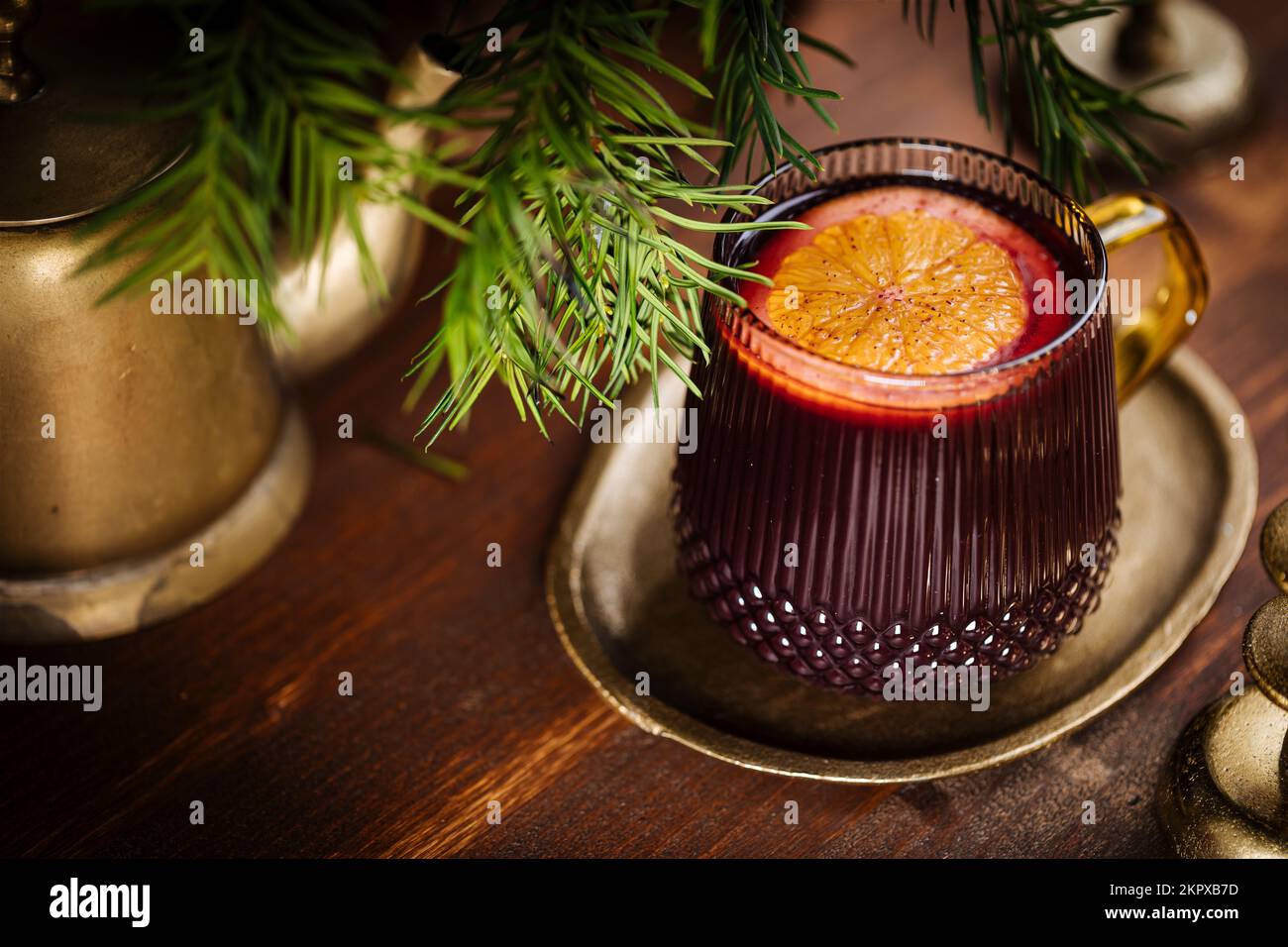 Vin chaud à la cannelle et à l'orange servi dans une décoration de Noël festive sur un panneau de bois. Ambiance fête et nouvel an. Arbre de Noël à Backgrou Banque D'Images
