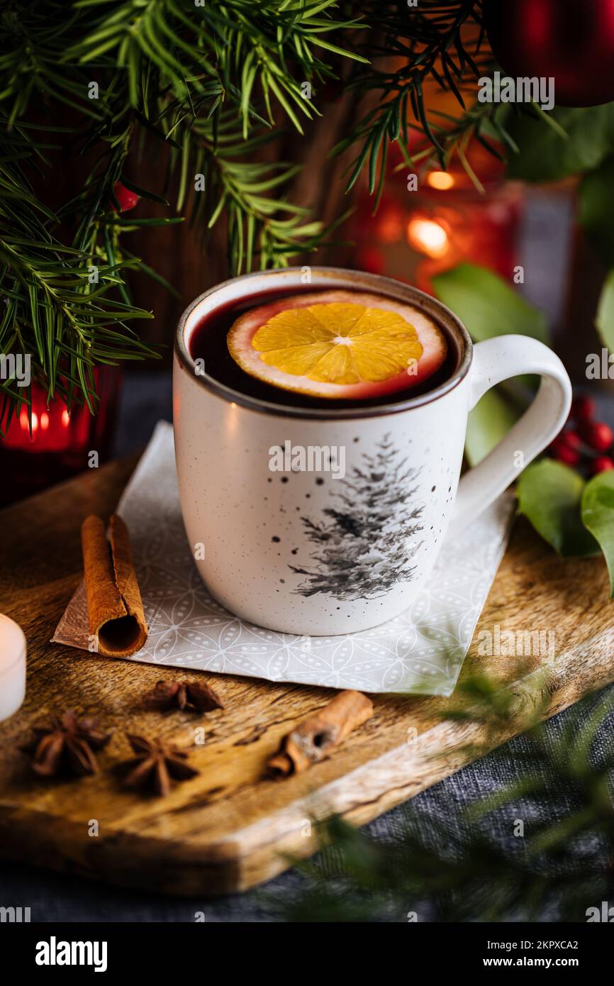 Vin chaud à la cannelle et à l'orange servi dans une décoration de Noël festive sur un panneau de bois. Ambiance fête et nouvel an. Arbre de Noël à Backgrou Banque D'Images