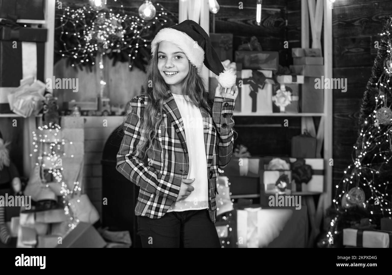 La veille de Noël. Mode fille prêt pour la fête de Noël. Petit