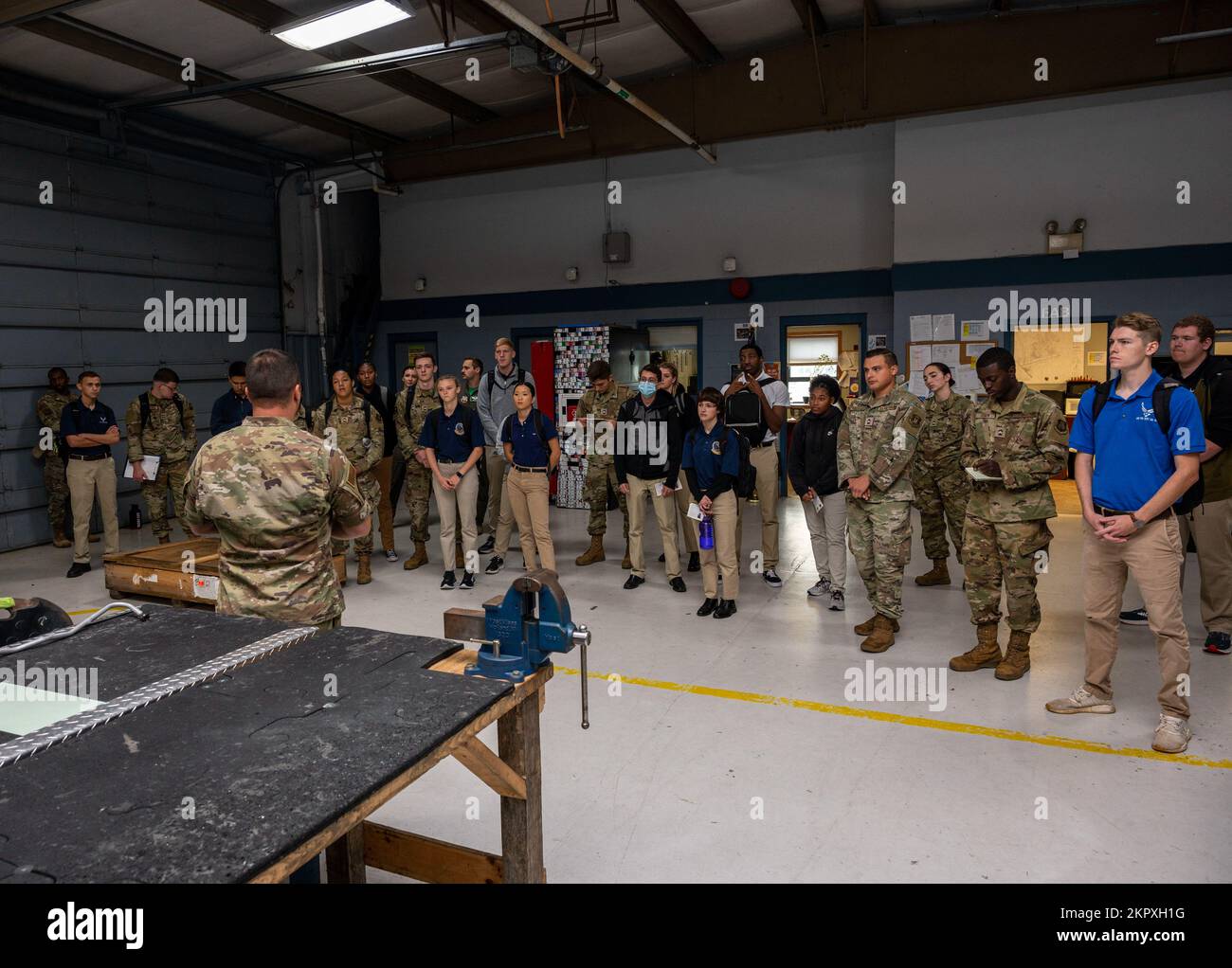 Les aviateurs affectés au 4th Equipment Maintenance Squadron rencontrent les cadets du ROTC de la Force aérienne de l'Université d'État de Fayetteville, de l'Université d'État agricole et technique de Caroline du Nord et de l'Université de Caroline de l'est durant le Strive 4th : Un projet Tuskegee and AIM Initiative a eu lieu à la base aérienne de Seymour Johnson, en Caroline du Nord, le 4 novembre 2022. L'événement Strive 4th est en conjonction avec l'initiative du Commandement global de grève de la Force aérienne pour faire progresser les efforts de diversité et d'inclusion, tout en sensibilisant les étudiants aux possibilités qui s'harmonisent avec les objectifs de la Force aérienne. Banque D'Images