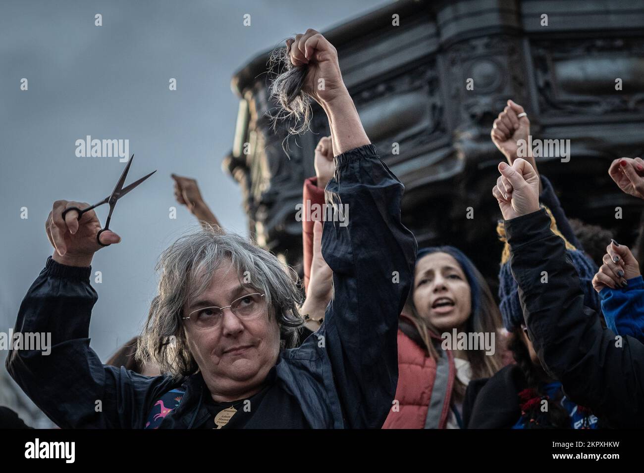 Londres, Royaume-Uni. 26th novembre 2022. Protestation iranienne contre la coupe de cheveux. Maria Maclachlan, militante des droits des femmes, se joint à des dizaines de femmes et de partisans britanniques-iraniens à Piccadilly Circus pour une manifestation de masse visant à couper les cheveux dans le cadre de leur action en cours exigeant un changement de régime à Téhéran, en Iran. Pour de nombreuses femmes iraniennes, la coupure des cheveux – un signe de beauté qui est décrété caché en République islamique – est une forme poignante de protestation. Les manifestants appellent à la justice pour les centaines de manifestants tués depuis la mort de Mahsa Amini, 22 ans. Credit: Guy Corbishley/Alamy Live News Banque D'Images