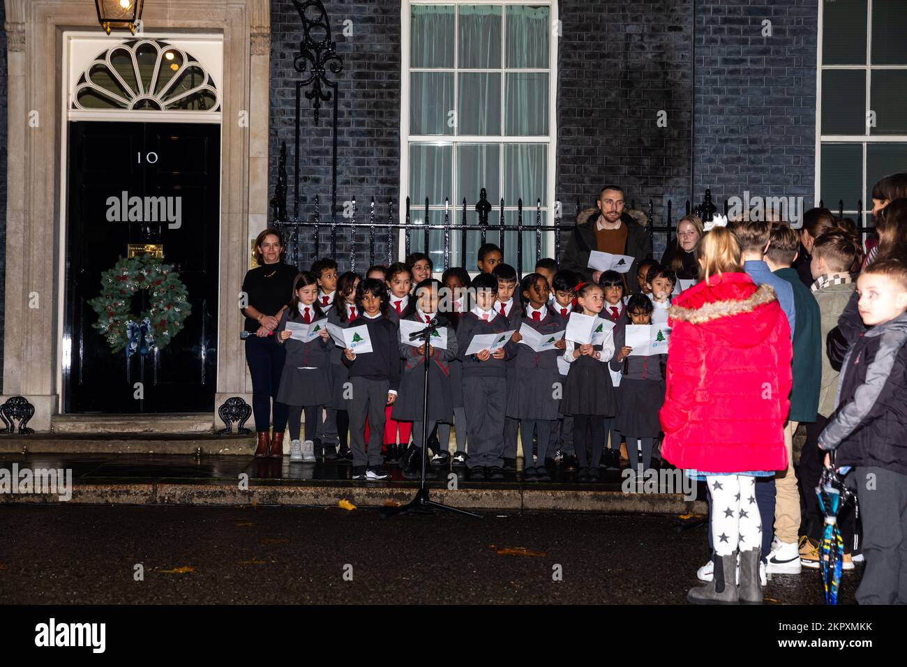 Londres, Royaume-Uni, 28th novembre 2022, Premier ministre, Rishi Sunak, Allume les lumières des arbres de Noël dans Downing Street, Londres. Il a été rejoint par sa femme Akshata Murty tandis que des écoliers locaux chantaient des chants de Noël. Crédit : Keith Larby/Alay Live News Banque D'Images