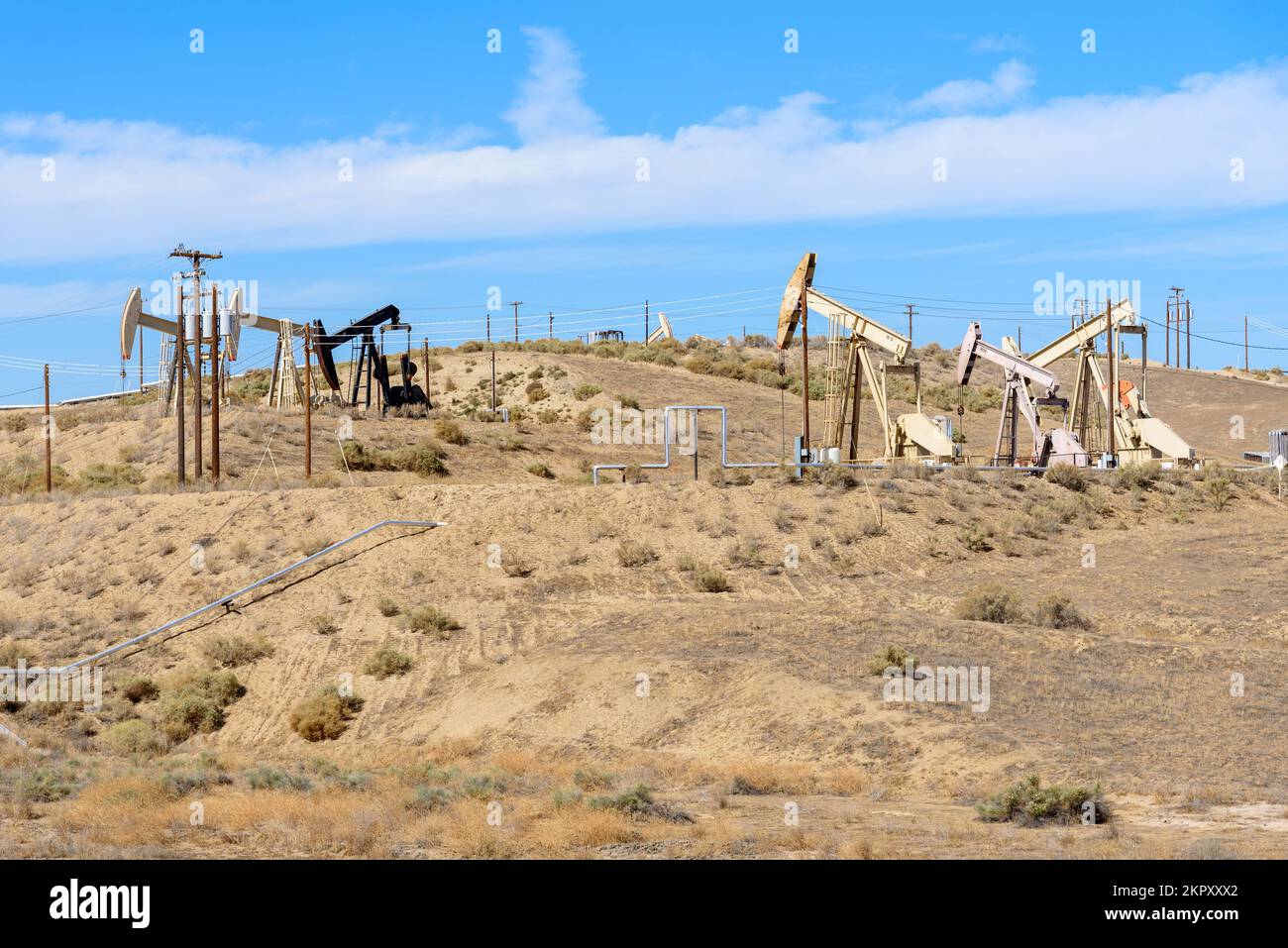 Pumjacks dans un champ de pétrole lors d'une journée d'automne claire Banque D'Images