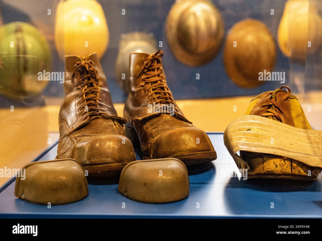 des bottes à embout d'acier pouvant supporter jusqu'à 5 800 livres protégeant les orteils du danger ont été inventées en 1943, des protections d'orteil en acier qui s'adaptent sur le wo Banque D'Images