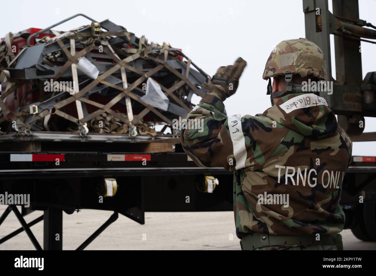 ÉTATS-UNIS Le sergent d'état-major de la Force aérienne, Jon Blades, compagnon de transport terrestre, 113th Logistics Readiness Squadron, District of Columbia Air National Guard, guide un conducteur de chariot élévateur vers le fret lors d'un exercice de préparation à la base interarmées Andrews, Maryland, le 4 novembre 2022. L'objectif de l'exercice est de maintenir l'état de préparation de la 113th e Escadre. Banque D'Images