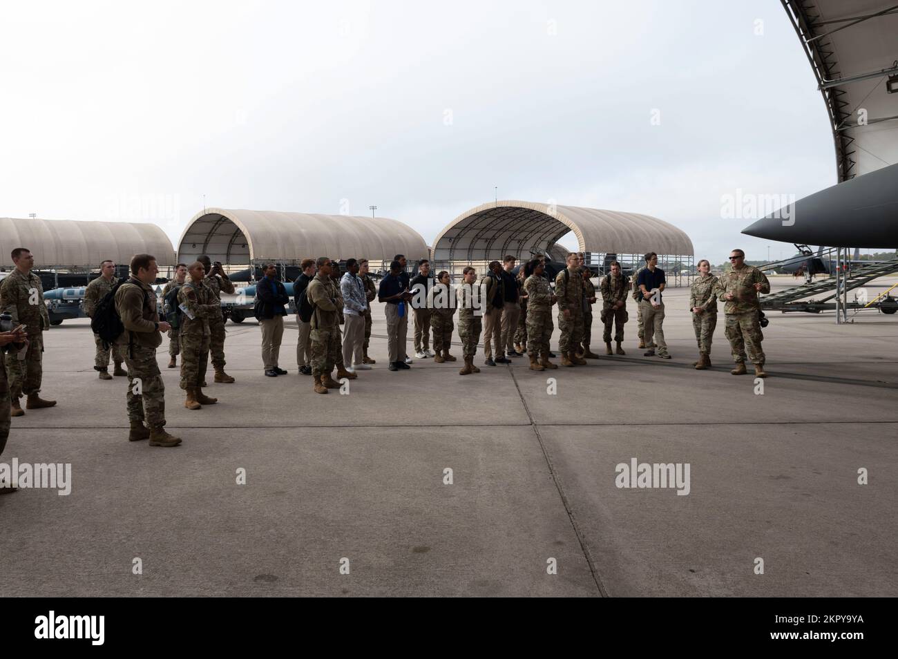 Des aviateurs affectés au Fighter Generation Squadron 336th forment des cadets du ROTC de la Force aérienne de l'Université d'État agricole et technique de Caroline du Nord, de l'Université d'État de Fayetteville et de l'Université de Caroline de l'est sur le F-15E Strike Eagle à la base aérienne de Seymour Johnson, en Caroline du Nord, le 4 novembre 2022. La Fighter Wing Wing et le Air Force Global Strike Command de 4th ont présenté les élèves du comté de Wayne et les cadets du ROTC de la North Carolina Air Force à l'aviation et aux sciences, à la technologie, à l'ingénierie et aux mathématiques. Banque D'Images