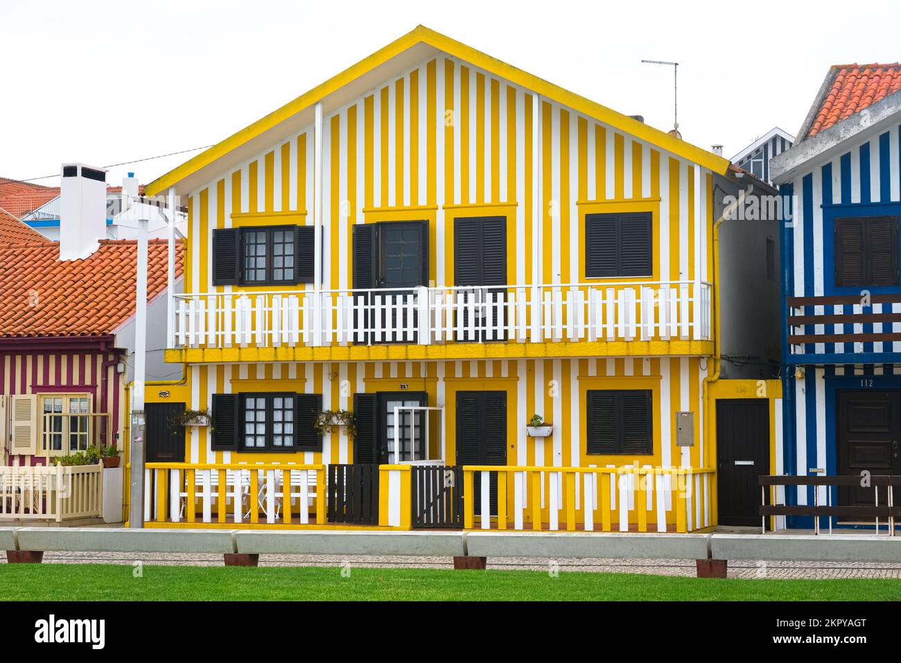 Vue sur la rue avec des maisons à rayures colorées typiques appelées Palheiros. Le Costa Nova do Prado est un village balnéaire situé sur la côte atlantique, près d'Aveiro. Banque D'Images