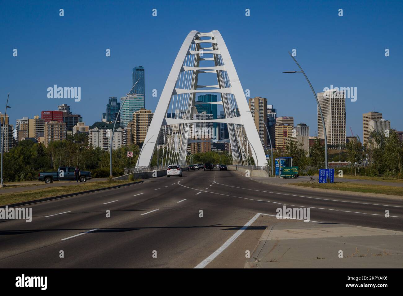 Pont à arc moderne au-dessus de la rivière, circulation de jour, heure d'été. Architecture moderne, panorama de la ville Edmonton, Alberta, Canada Bike Road Banque D'Images