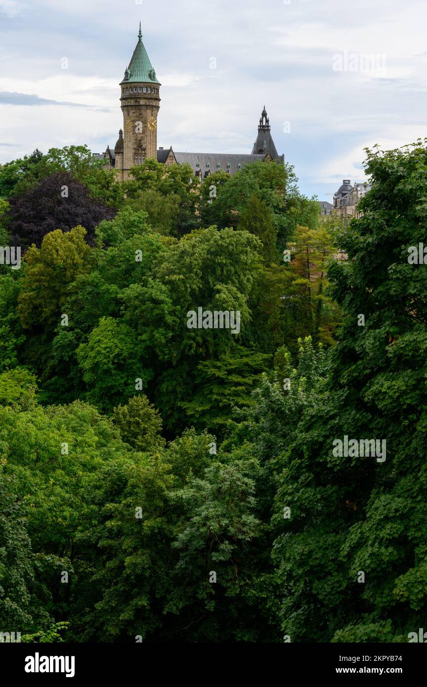 Vue sur la ville de Luxembourg. Le bâtiment dominant est le siège de la Banque d'État et de la Caisse d'épargne (Spuerkeess). Banque D'Images