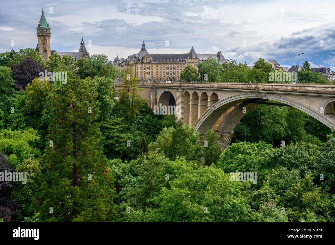 Vue sur la ville de Luxembourg avec le pont Adolphe. Le bâtiment dominant est le siège de la Banque d'État et de la Caisse d'épargne (Spuerkeess). Banque D'Images