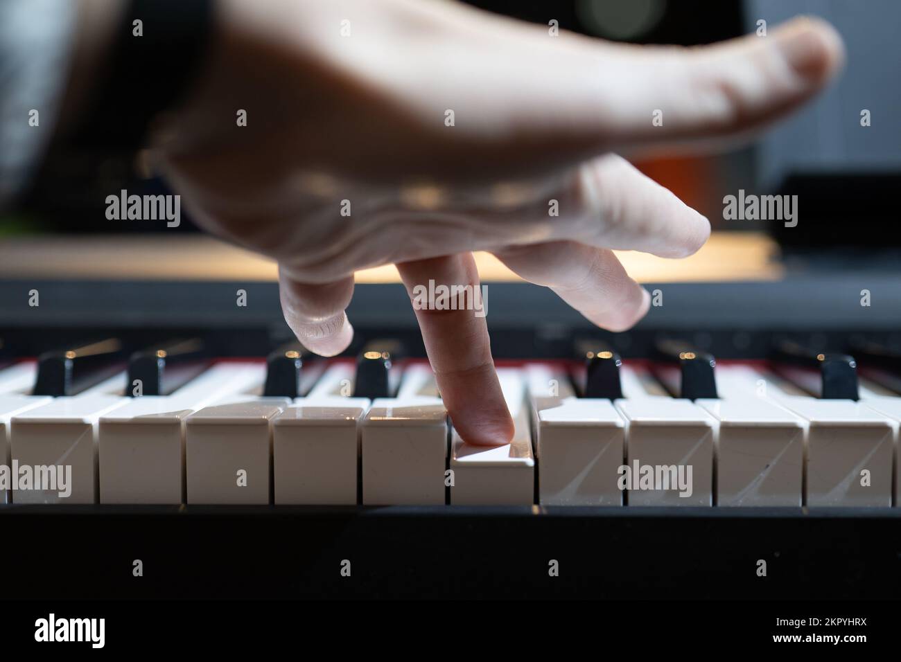 Jouer du piano. Main sur le clavier. Pression du doigt sur la touche Photo  Stock - Alamy