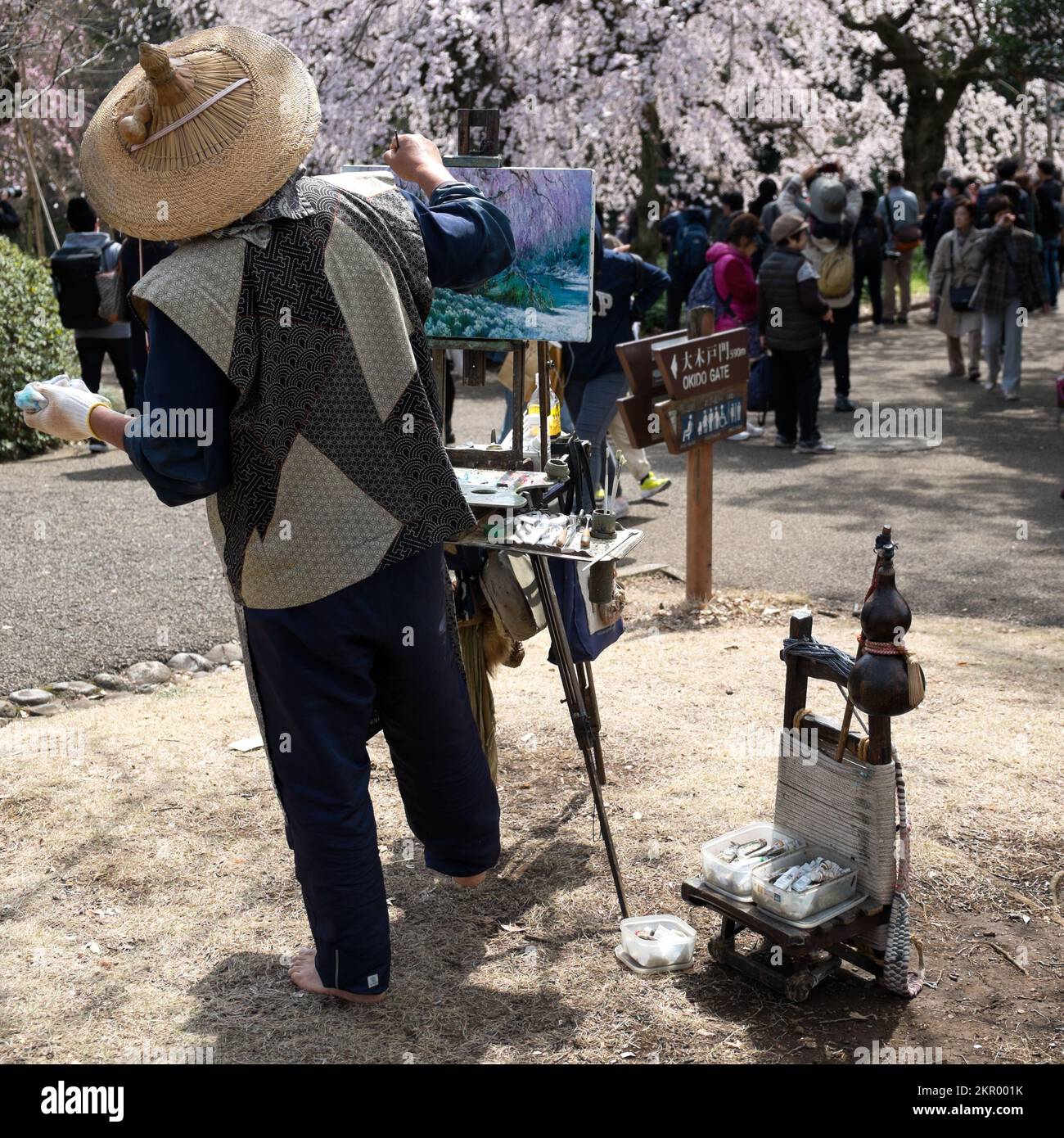 Tokyo, Japon - 03 mars 2018 : peintre de rue qui peint des cerisiers en fleurs dans le parc Yoyoghi à Tokyo Banque D'Images