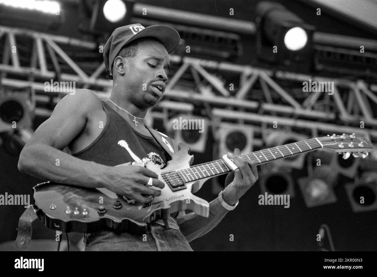 Bernard Allison jouant du blues thh sur sa guitare Epiphone au Tamaris Rock Festival, 1992, France Banque D'Images