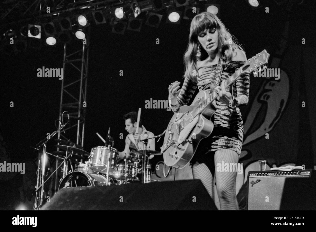 The Cramps live en concert en France - poison Ivy de The Cramps au Tamaris Rock Festival 1992 (background : Nick KNOX à la batterie) Banque D'Images