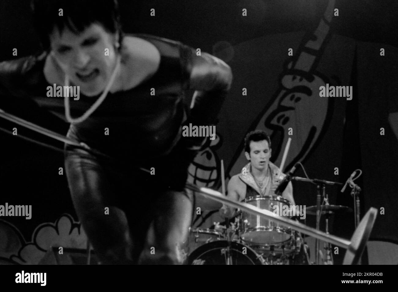 The Cramps live en concert en France - Nick KNOX (batterie) se produisant avec The Cramps au Tamaris Rock Festival 1992 (premier plan : Lux Interior au chant) Banque D'Images