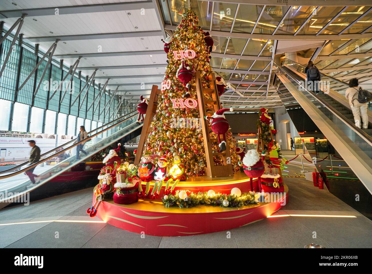HONG KONG - VERS DÉCEMBRE 2019 : arbre de Noël décoré de rubans, de boules de verre et de personnages du Père Noël, tel qu'illustré au bâtiment principal de HSBC à Hong Kon Banque D'Images