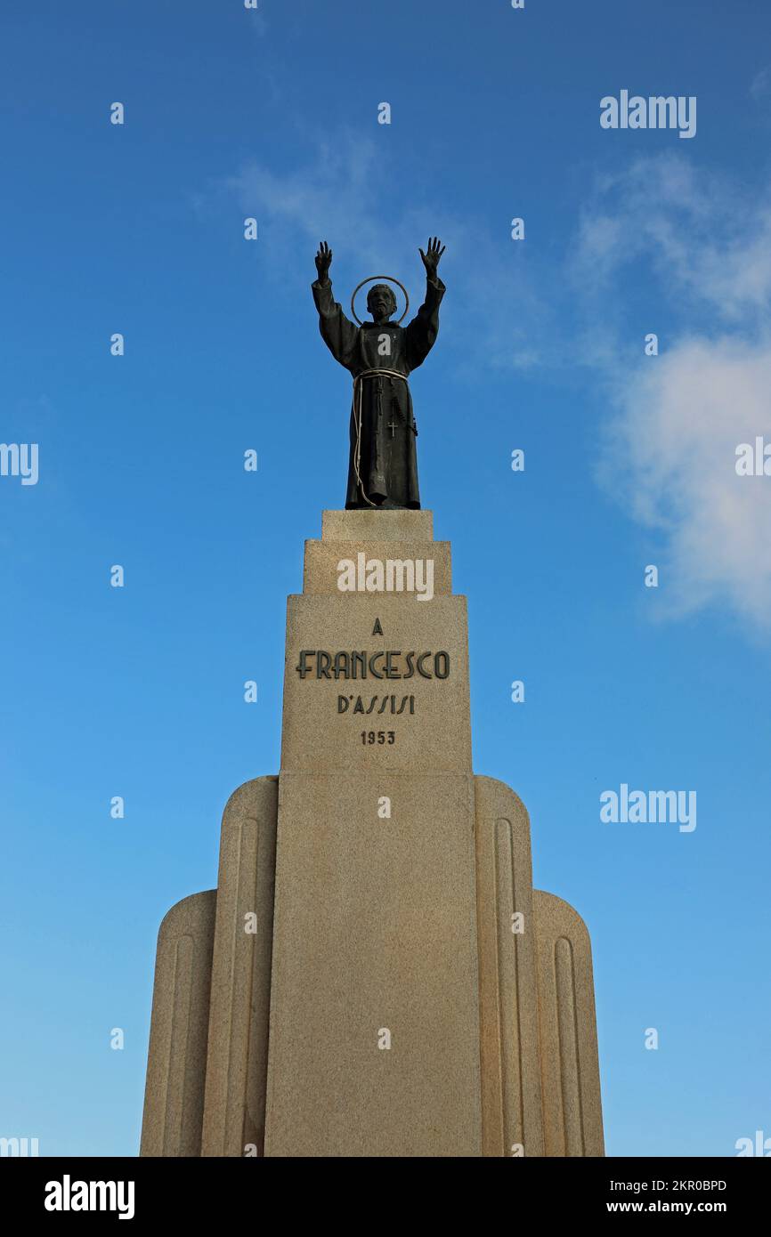 Statue de style art déco de Saint François d'Assise datant de 1953 devant l'église Saint Francesco d'Asmara Banque D'Images