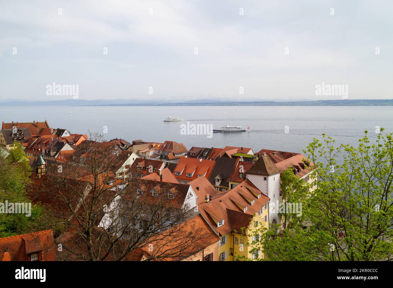 Une vue sur les toits de la ville médiévale allemande pittoresque de Meersburg sur le lac de Constance ou Bodensee lors d'une journée découverte au printemps (Allemagne) Banque D'Images