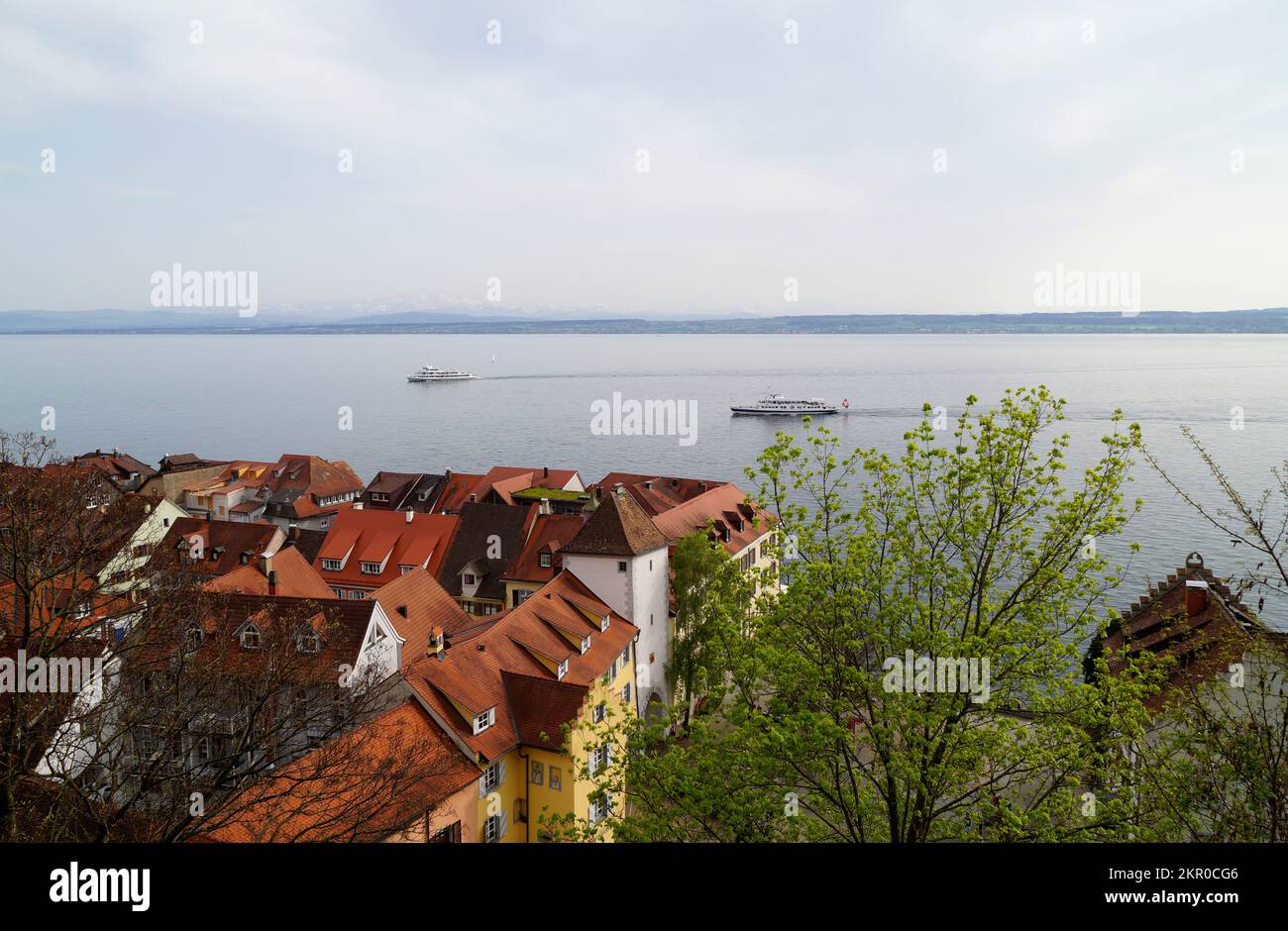 Une vue sur les toits de la ville médiévale allemande pittoresque de Meersburg sur le lac de Constance ou Bodensee lors d'une journée découverte au printemps (Allemagne) Banque D'Images