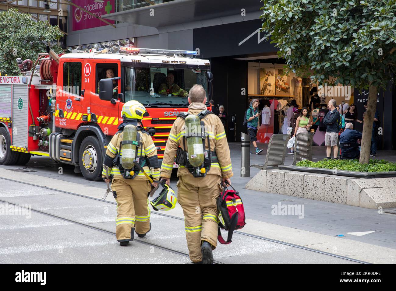 Melbourne Vic Fire Rescue Victoria et Fire Engine, femme et homme pompiers officiers avec femme