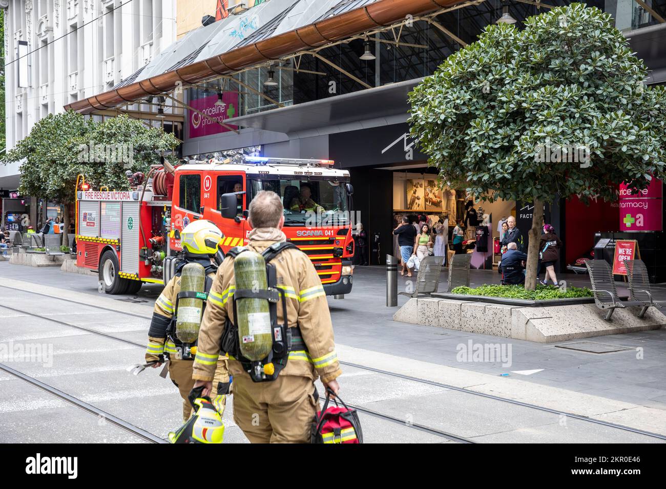 Melbourne Vic Fire Rescue Victoria et Fire Engine, femme et homme pompiers officiers avec femme conduite Fire Engine,Melbourne,Australie 2022 Banque D'Images
