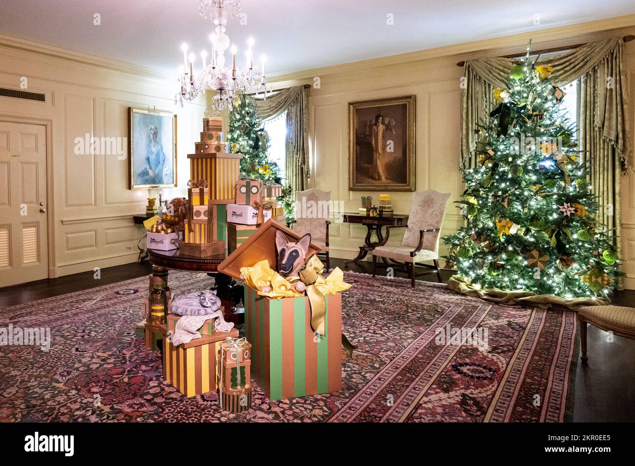 La salle Vermeil (avec le commandant Biden dans une boîte cadeau et Willow  Biden sur un) à un aperçu des décorations de vacances à la Maison Blanche.  (Photo de Michael Brochstein/Sipa USA