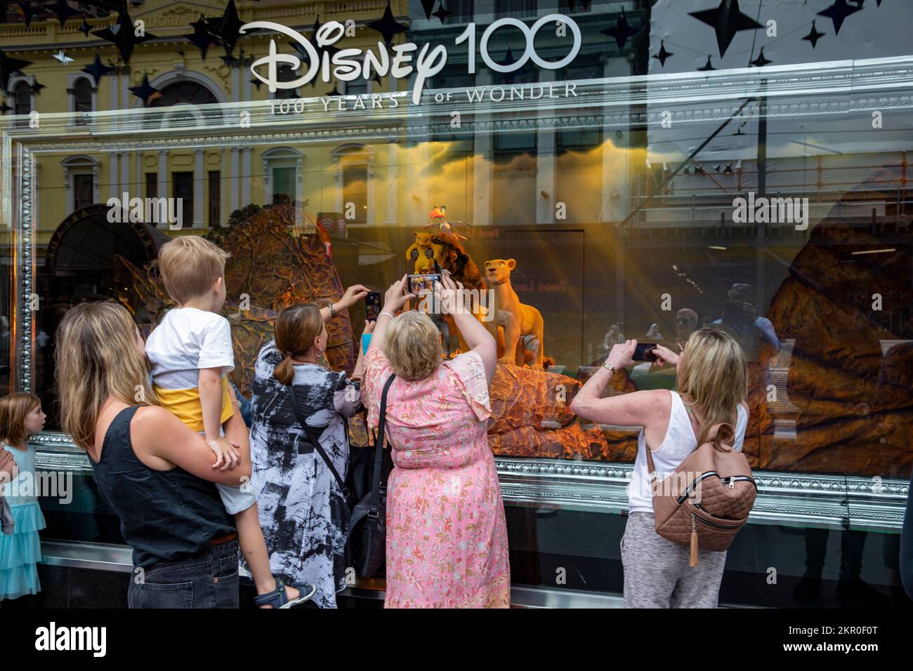 Vitrine de noël du grand magasin Myer célébrant les 100 ans de Disney, centre-ville de Melbourne, Victoria, Australie Banque D'Images