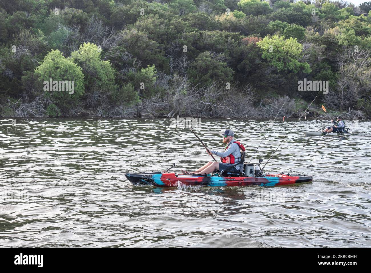 Deux hommes pagayent sur des kayaks sur Possum Kingdom Lake Texas Banque D'Images