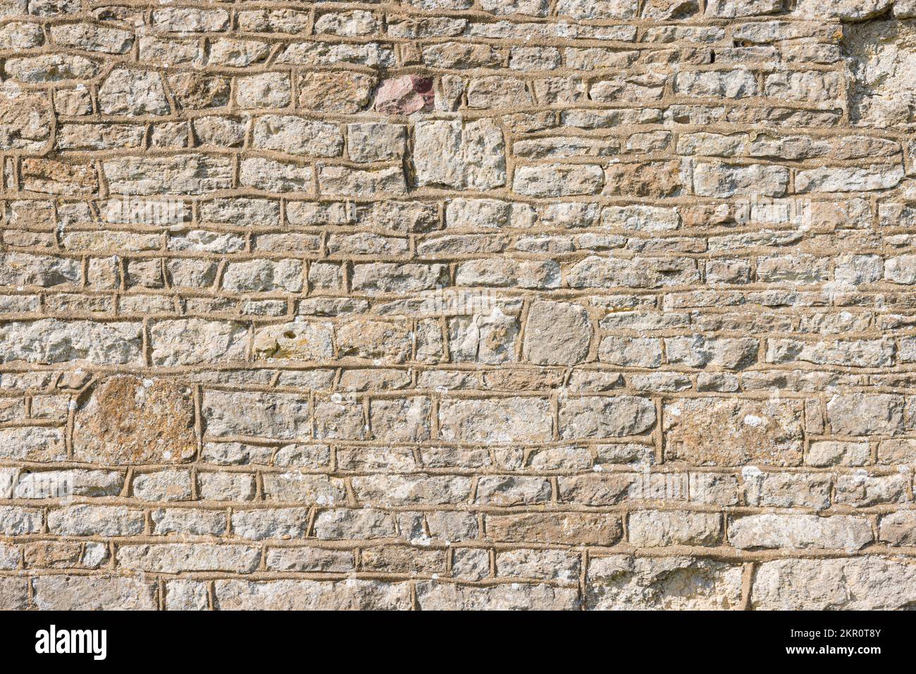 Motif ou texture antique de mur de pierre. Détail d'une ancienne église extérieure du Royaume-Uni Banque D'Images
