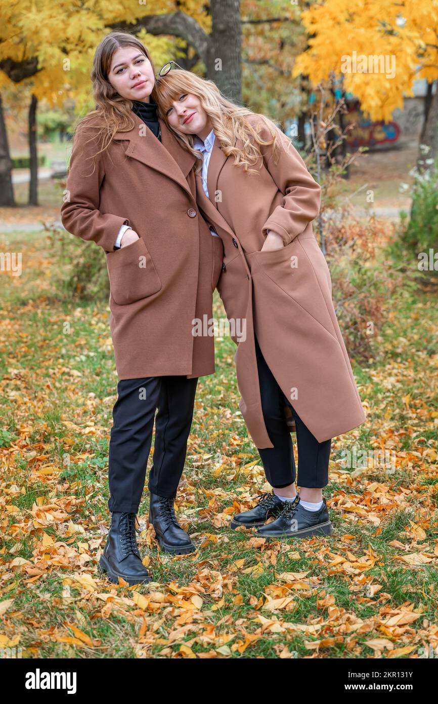 filles en manteaux en automne avec des lunettes Banque D'Images