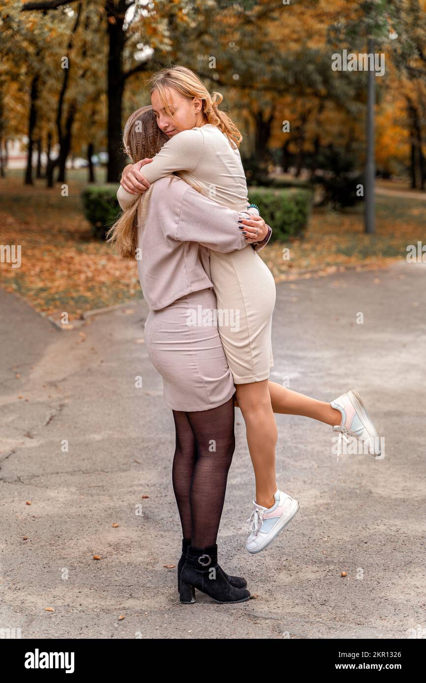 deux filles s'embrassant dans le parc en automne Banque D'Images