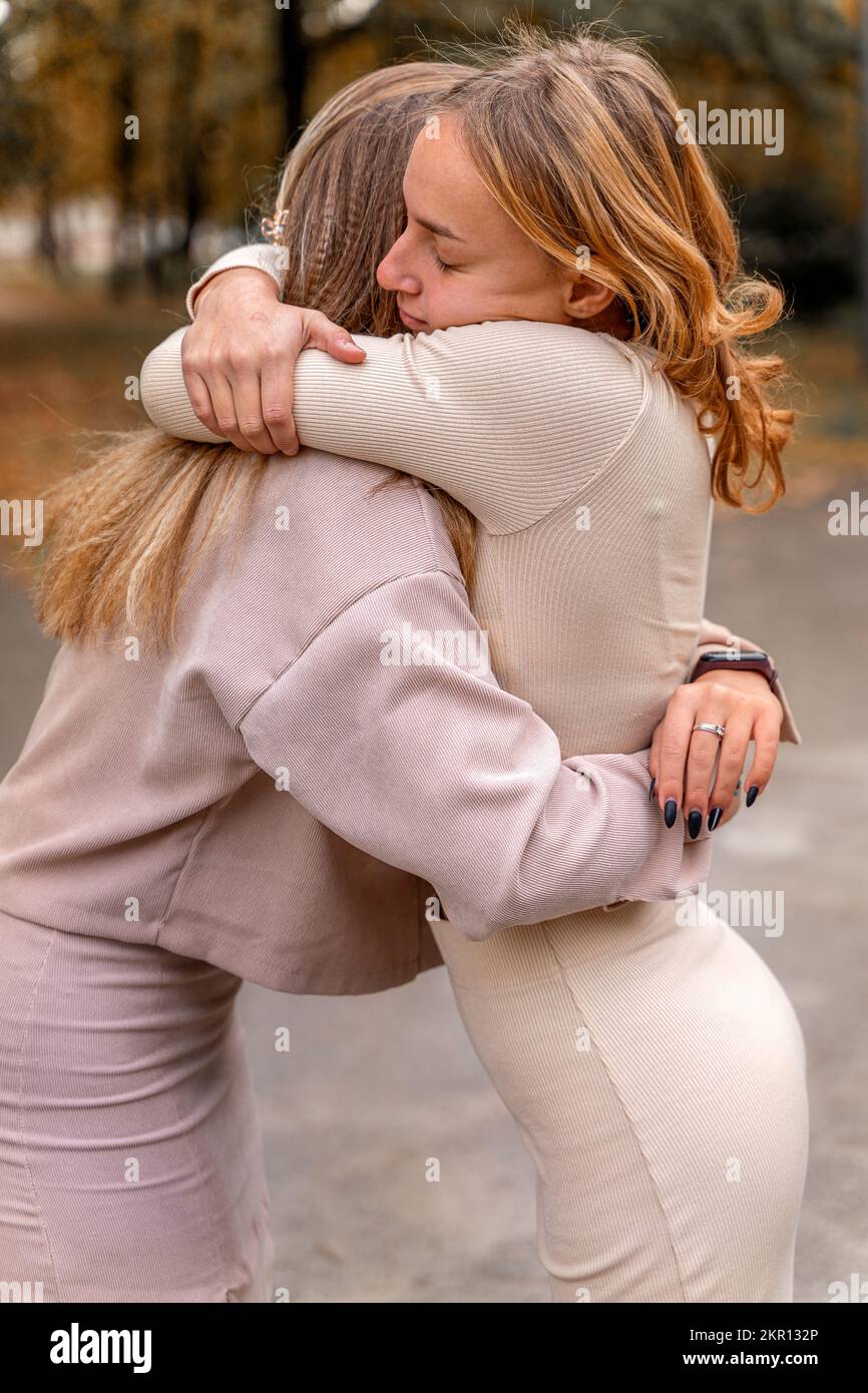 deux filles s'embrassant dans le parc Banque D'Images